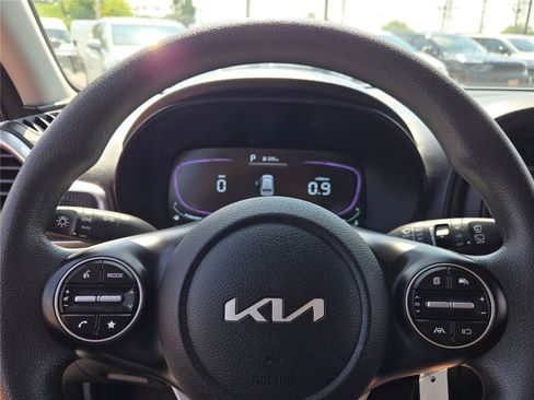 Used 2025 Kia Soul LX w/ LX Technology Package FWD image 32