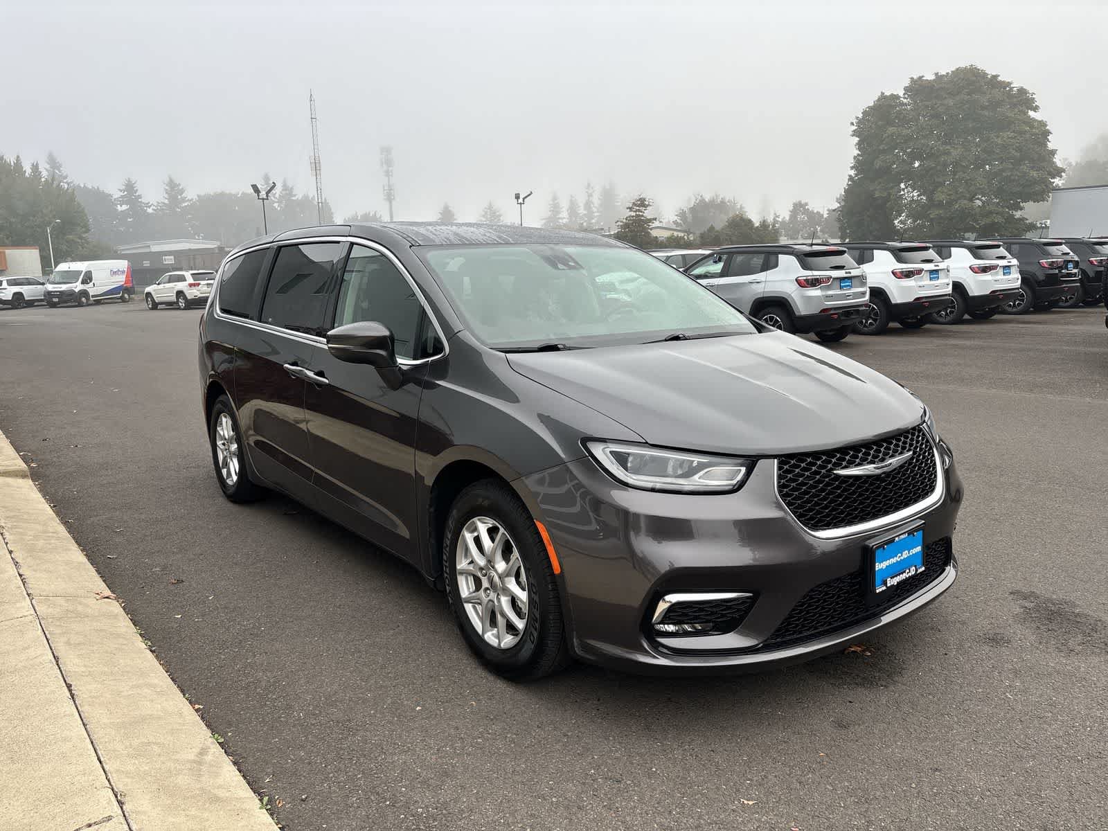 Used 2023 Chrysler Pacifica Touring-L FWD image 5