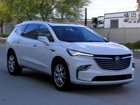 Used 2024 Buick Enclave Essence w/ Experience Buick Package image 3