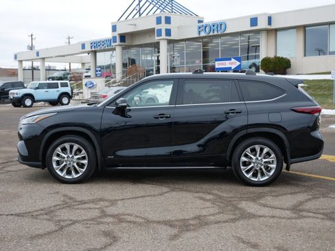 Used 2024 Toyota Highlander Limited image 2