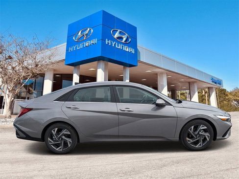 New 2025 Hyundai Elantra Limited FWD image 2