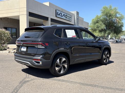 Used 2025 Volkswagen Taos SE AWD/4WD image 3