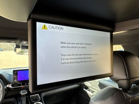 Used 2025 Toyota Sienna Platinum image 23