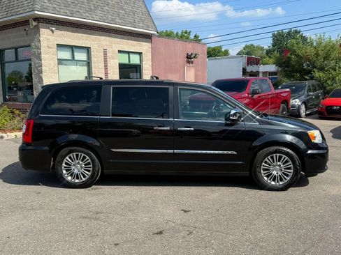 Used 2013 Chrysler Town & Country Touring-L w/ Trailer Tow Group FWD image 4