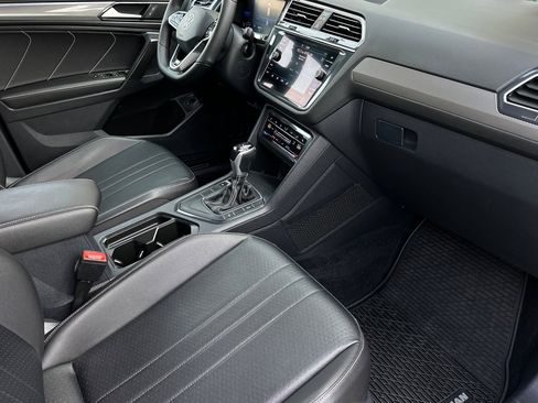 Certified 2022 Volkswagen Tiguan SE R-Line image 17
