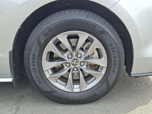 Used 2021 Toyota Sienna XLE FWD image 27