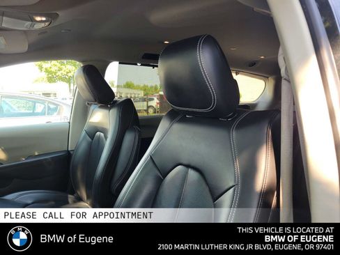 Used 2023 Chrysler Pacifica Touring-L FWD image 25