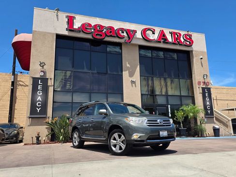Used 2012 Toyota Highlander Limited w/ Tow Pkg FWD image 2
