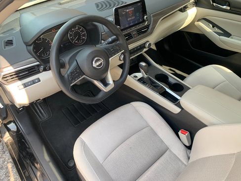 Used 2025 Nissan Altima 2.5 SV FWD image 24