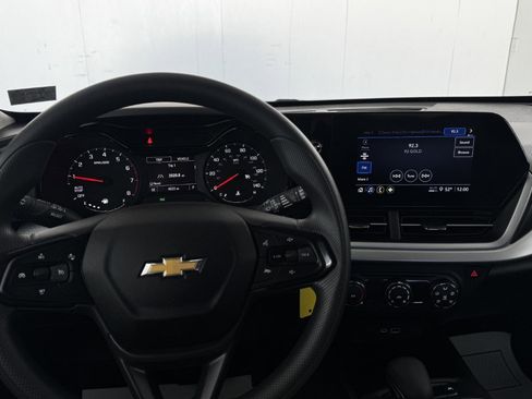 Used 2025 Chevrolet Trax LS image 24