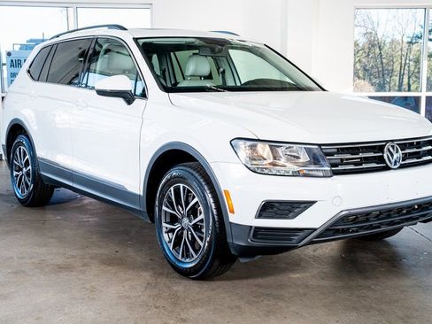 Used 2020 Volkswagen Tiguan SE w/ Panoramic Sunroof Package AWD/4WD image 4