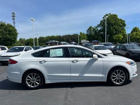 Used 2017 Ford Fusion SE w/ Fusion SE Technology Package FWD image 2