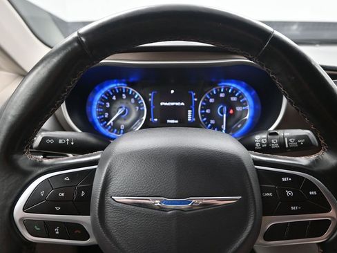 Used 2019 Chrysler Pacifica Touring-L FWD image 15