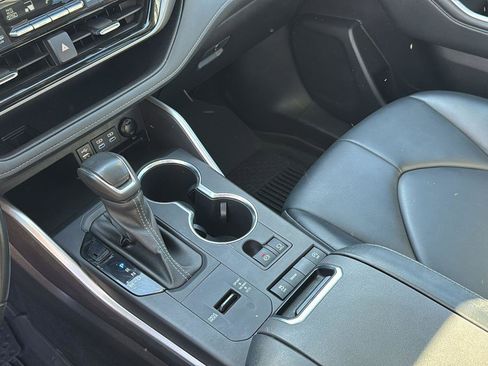 Used 2022 Toyota Highlander XLE image 19
