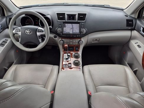 Used 2012 Toyota Highlander Limited w/ Tow Pkg FWD image 19