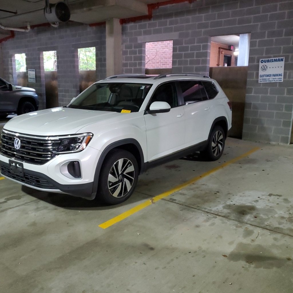 Used 2024 Volkswagen Atlas SEL AWD/4WD image 1