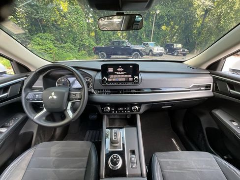 Used 2023 Mitsubishi Outlander SE FWD image 18