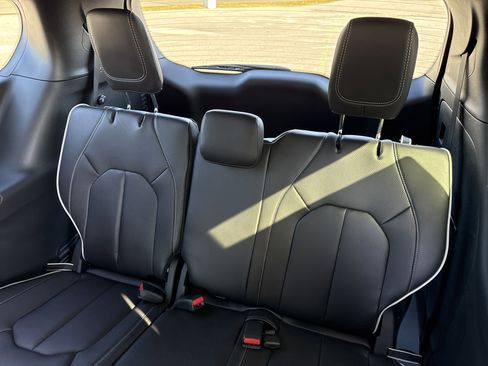 New 2026 Chrysler Pacifica Limited w/ S Appearance Package image 32