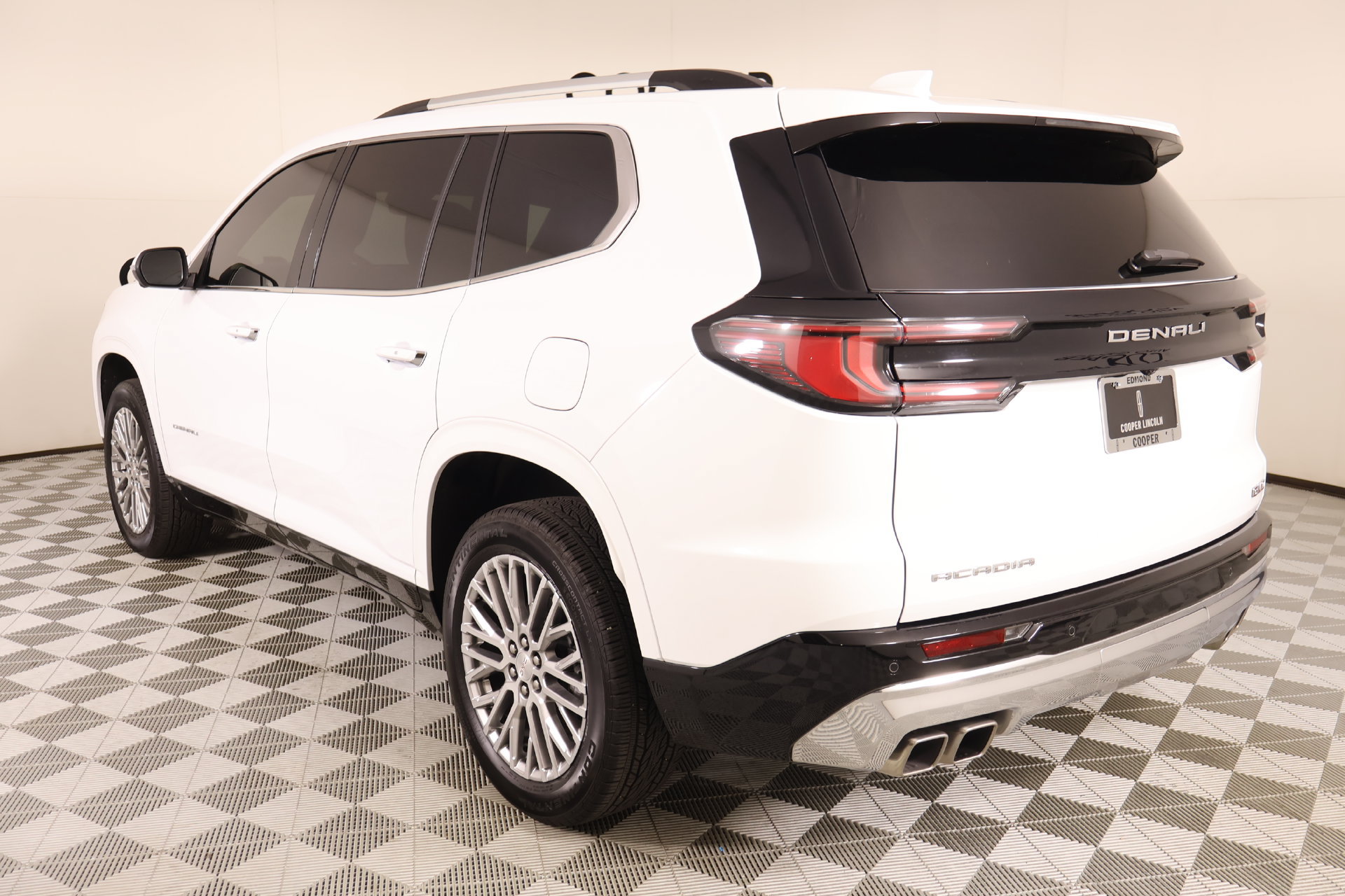 Used 2025 GMC Acadia Denali FWD image 24