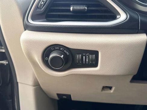 Used 2020 Chrysler Voyager Lxi image 12