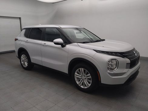 Used 2023 Mitsubishi Outlander ES FWD image 11