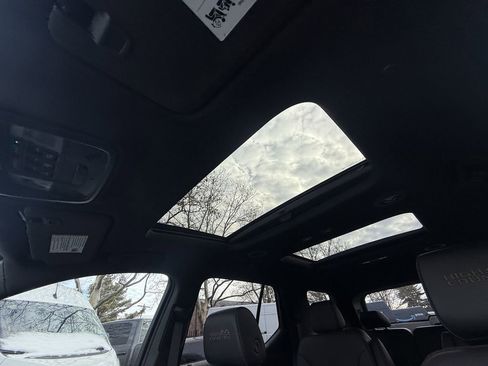 Used 2023 Chevrolet Traverse High Country image 25