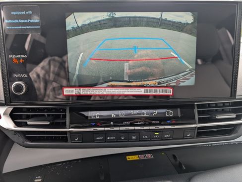 Used 2025 Toyota Sienna XLE FWD image 21