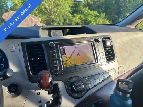 Used 2011 Toyota Sienna XLE w/ Premium Pkg FWD image 6