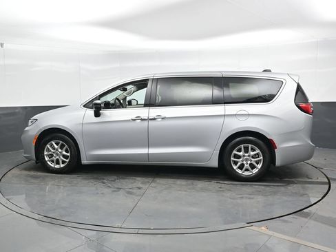 Used 2024 Chrysler Pacifica Touring-L FWD image 9