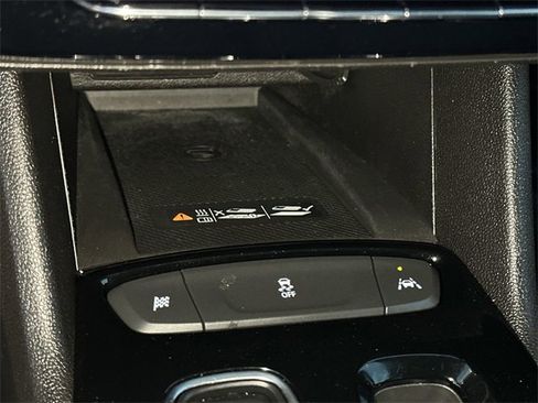 Used 2022 Chevrolet Bolt EUV LT w/ Convenience Package image 30