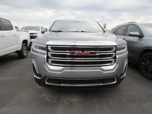 Used 2023 GMC Acadia SLE FWD image 3