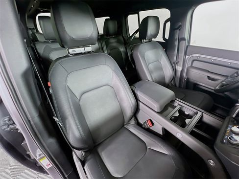 Used 2024 Land Rover Defender 130 X-Dynamic SE image 30