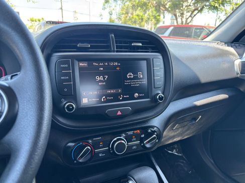 Used 2025 Kia Soul LX w/ LX Technology Package FWD image 17