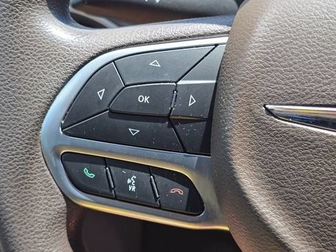 Used 2020 Chrysler Pacifica Touring FWD image 13