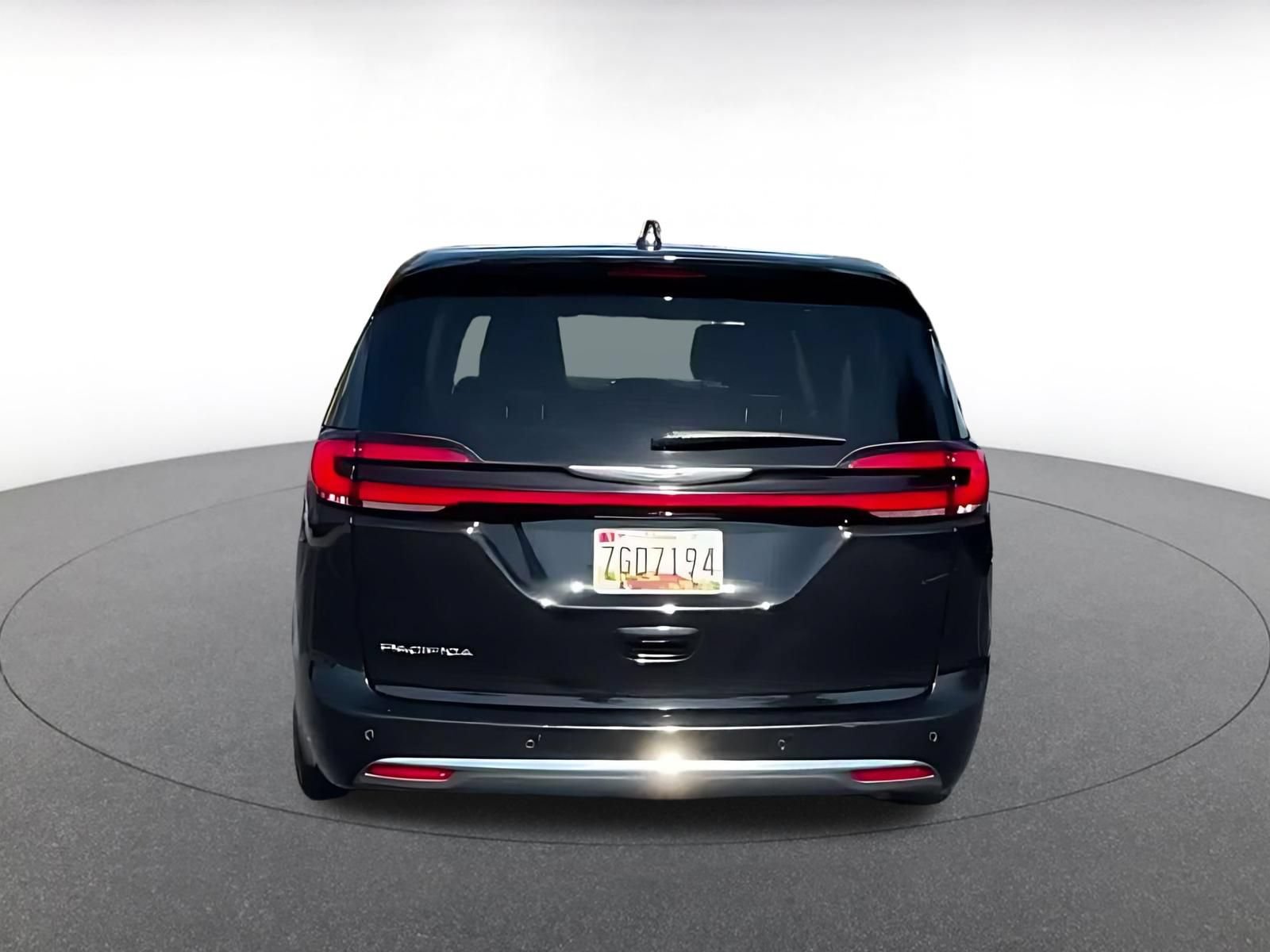 Used 2024 Chrysler Pacifica Touring-L FWD image 12