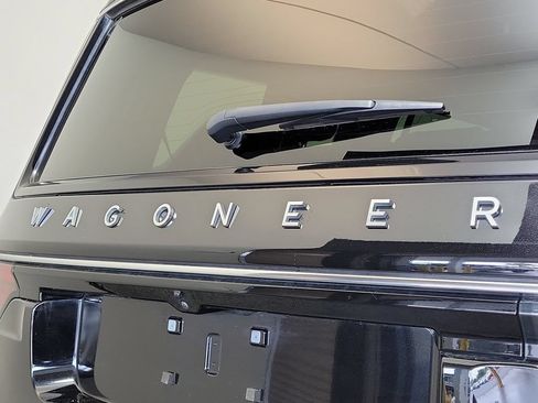 Used 2024 Jeep Wagoneer Series III w/ Premium Group I AWD/4WD image 7