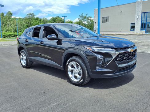 Used 2024 Chevrolet Trax LS w/ LS Convenience Package FWD image 1