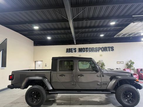 Used 2022 Jeep Gladiator Sport AWD/4WD image 4