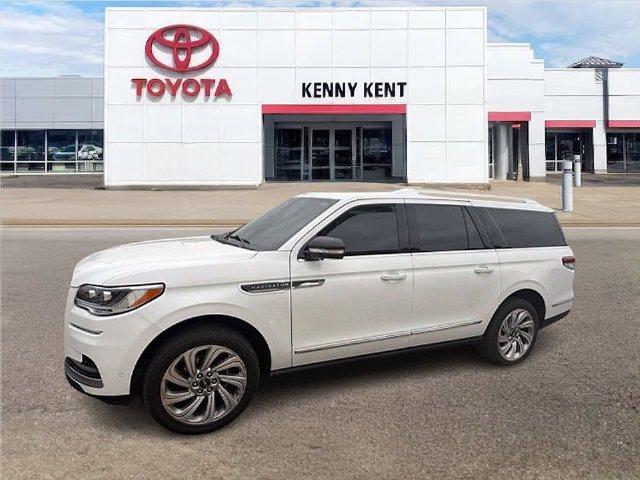 Used 2024 Lincoln Navigator L Reserve AWD/4WD image 2