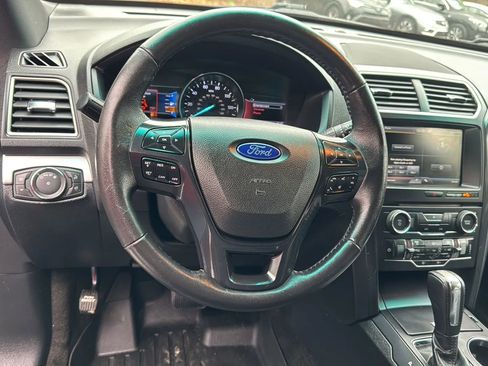 Used 2016 Ford Explorer XLT w/ Equipment Group 201A image 9