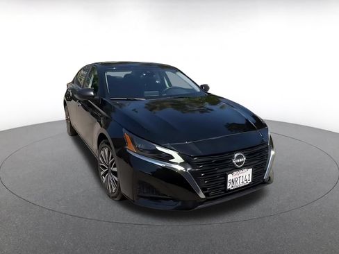 Used 2025 Nissan Altima 2.5 SV FWD image 3