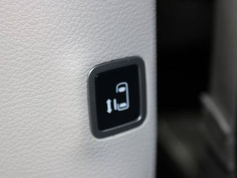Used 2023 Chrysler Pacifica Limited FWD image 22