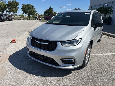 New 2026 Chrysler Pacifica Select image 11