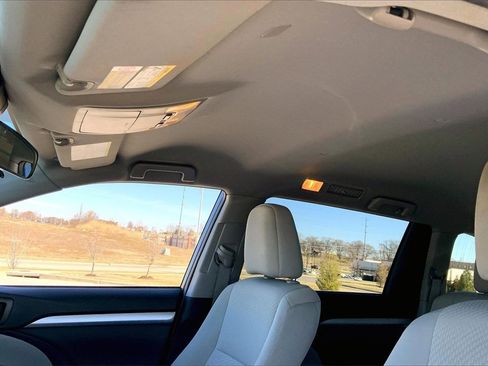 Used 2019 Toyota Highlander LE image 21