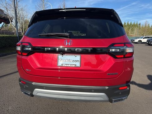 New 2025 Honda Pilot Touring image 4