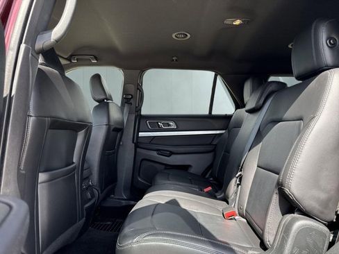 Used 2018 Ford Explorer XLT w/ Equipment Group 202A FWD image 11