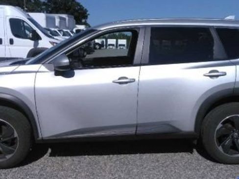 Used 2024 Nissan Rogue SV AWD/4WD image 7