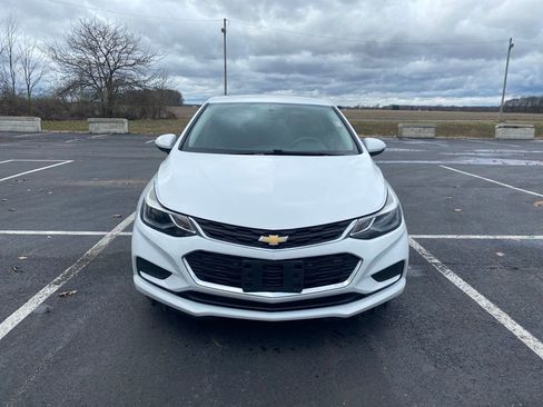 Used 2018 Chevrolet Cruze LT image 2