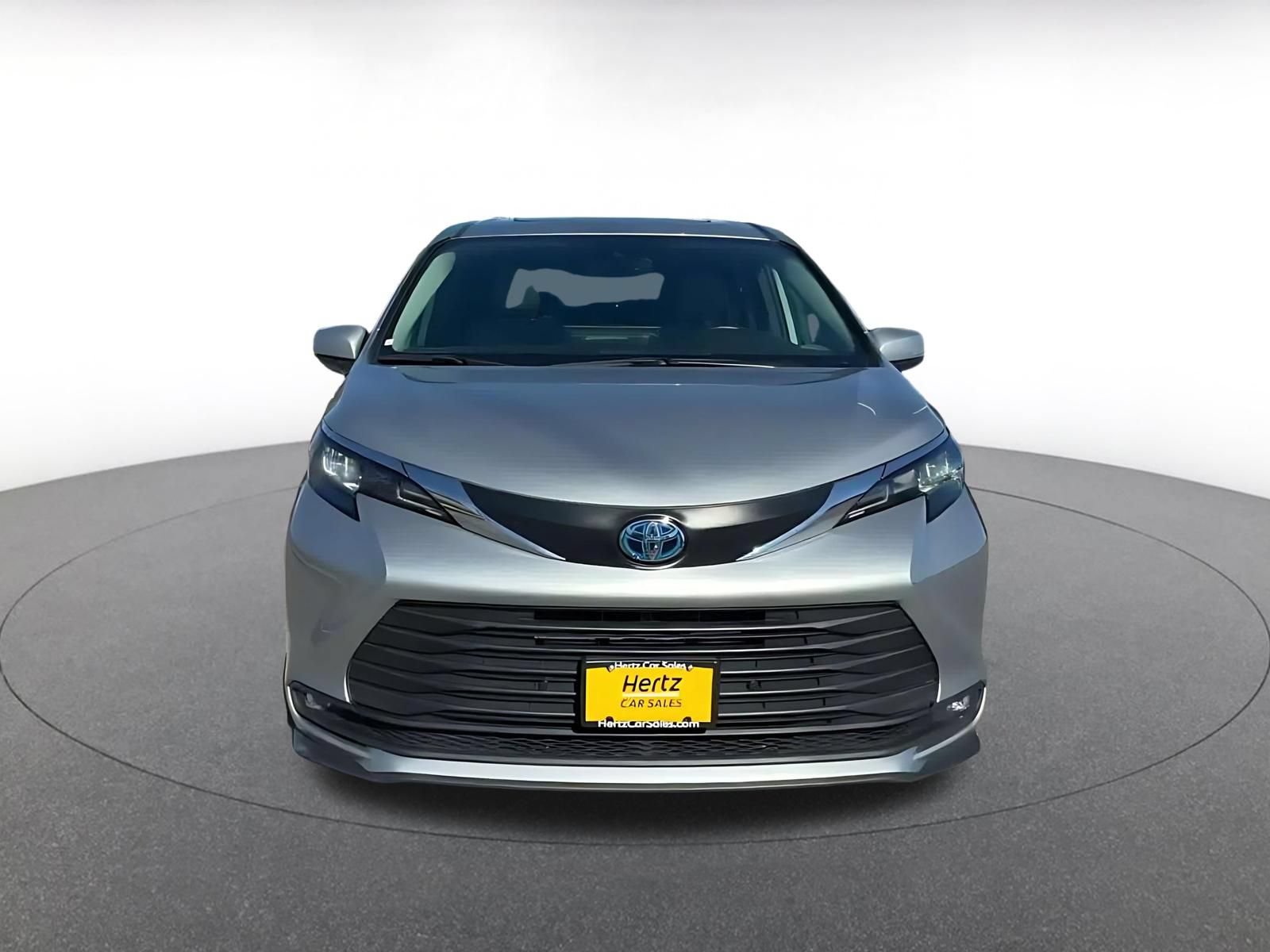 Used 2025 Toyota Sienna XLE FWD image 4