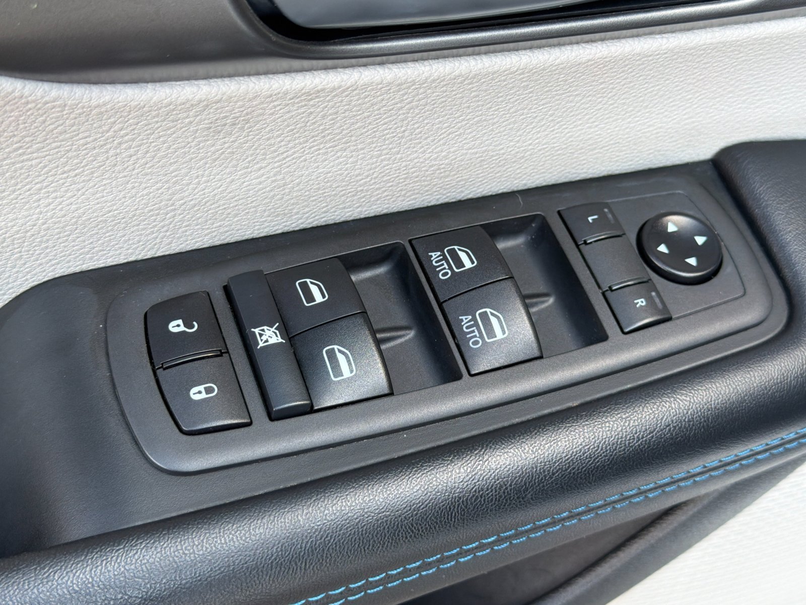 Used 2021 Chrysler Pacifica Touring FWD image 12